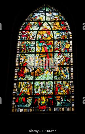 Eine detaillierte Ansicht der Glasfenster in der Kirche Von Saint Germain in Rennes in Frankreich Stockfoto