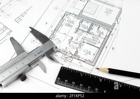 Konstruktionszeichnungen und Planungstools. Nahaufnahme des Zeichnungsplans des Architekten-Ingenieurs Stockfoto