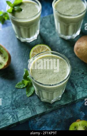 Gläser von leckeren Kiwi Smoothie auf farbigem Hintergrund Stockfoto