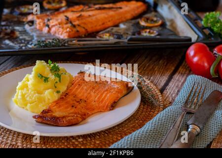 Gegrilltes Lachsfilet mit Kartoffelpüree Stockfoto