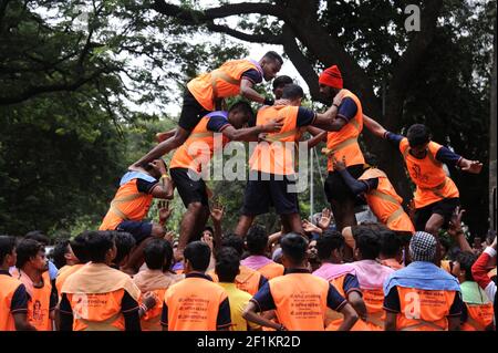 Menschliche Pyramide versucht, Dahi handi auf Janmashtami, Gokulashtami Govinda Hindu Festival zu brechen, um Lord Krishna Geburtstag zu feiern Stockfoto