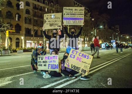 8. März 2021, Barcelona, Katalonien, Spanien: Demonstranten werden mit Plakaten gesehen.der Generalstreik vom 8. März, dem Internationalen Frauentag, 2021 in Barcelona, um die Rechte der Frauen zu beanspruchen, wurde durch die Pandemie- und Covid-Maßnahmen eingeschränkt, Mobilisierungen und Aktivitäten wurden in der ganzen Stadt organisiert und endeten mit einer Demonstration, die etwa 3000 Menschen hatte (Bildquelle: © Thiago Prudencio/DAX via ZUMA Wire) Stockfoto