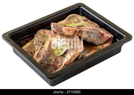 Rohes mariniertes Rindfleisch-T-Bone-Steak auf weißem Hintergrund isoliert Stockfoto