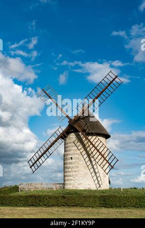 Vertikale Ansicht der historischen Windmühle Moulin de Pierre in Hauville in der Normandie Stockfoto