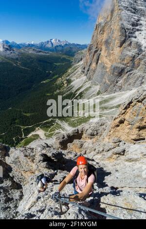 Zwei Bergsteiger auf einem exponierten Klettersteig in der Dolomiten von Italien Stockfoto