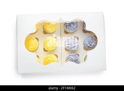 Box mit leckeren Cupcakes auf weißem Hintergrund Stockfoto