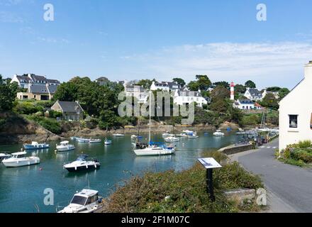 Blick auf das malerische Dorf Port de Doelan und den Hafen In der Bretagne Stockfoto