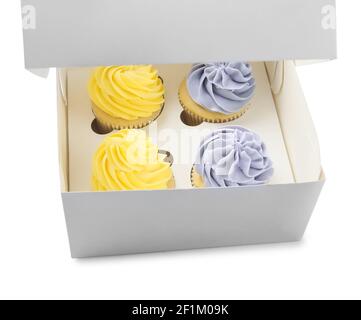 Box mit leckeren Cupcakes auf weißem Hintergrund Stockfoto