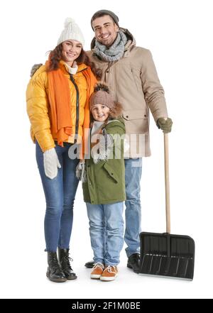 Familie mit Schaufel zum Entfernen von Schnee auf weißem Hintergrund Stockfoto