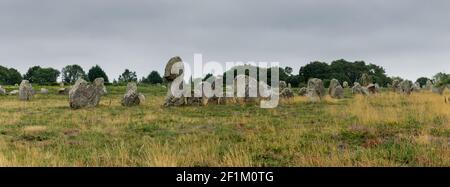 Panoramablick auf prähistorische Monolith-Steinlagen in der Bretagne In Carnac Stockfoto