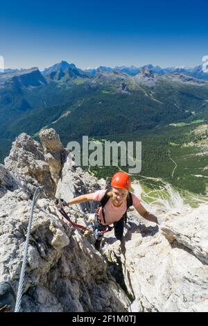 Junge attraktive Brünette weibliche Bergsteigerin in den Dolomiten Italien Stockfoto