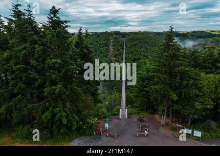 Panoramablick auf die Geierlay Hängebrücke in ihrer ganzen Länge, Deutschland. Drohnenfotografie. Stockfoto