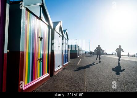 Brighton UK 9th March 2021 - Läufer machen das Beste aus einem schönen sonnigen Morgen an der Küste von Hove, da in den nächsten Tagen in ganz Großbritannien Regen und Stürme erwartet werden : Credit Simon Dack / Alamy Live News Stockfoto