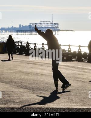 Brighton UK 9th March 2021 - EIN Rollerblader genießt sich an einem schönen sonnigen Morgen an der Küste von Hove, während das Wetter in den nächsten Tagen in ganz Großbritannien eintreffen wird : Credit Simon Dack / Alamy Live News Stockfoto