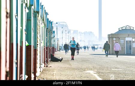 Brighton UK 9th March 2021 - Läufer machen das Beste aus einem schönen sonnigen Morgen an der Küste von Hove, da in den nächsten Tagen in ganz Großbritannien Regen und Stürme erwartet werden : Credit Simon Dack / Alamy Live News Stockfoto