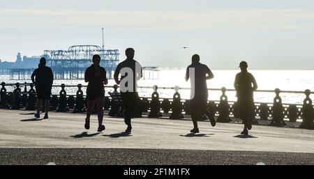 Brighton UK 9th March 2021 - Läufer machen das Beste aus einem schönen sonnigen Morgen an der Küste von Hove, da in den nächsten Tagen in ganz Großbritannien Regen und Stürme erwartet werden : Credit Simon Dack / Alamy Live News Stockfoto