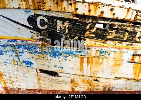 Nahaufnahme eines gebrochenen und rissenen Rumpfes von Ein altes Fischerboot aus Holz Stockfoto