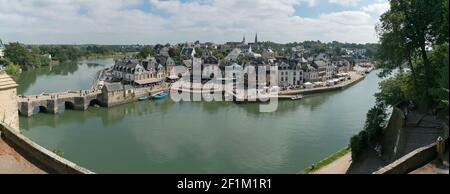 Panorama Stadtbild Blick auf die Altstadt und den Fluss von Auray in der Bretagne im Westen Frankreichs Stockfoto