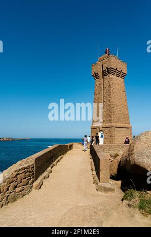 Vertikale Ansicht von vielen Touristen besuchen die Phare de Mean Ruz Leuchtturm an der Granitküste in der Stadt Stockfoto