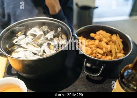 Köstliche traditionelle Muscheln mit roquefort-Käse und pommes frites Gericht Nahaufnahme Stockfoto