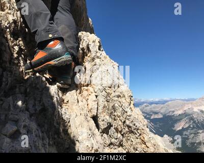 Cloe up Ansicht der Bergschuhe eines Kletterers auf Ein steiler Aufstieg in den Dolomiten Stockfoto