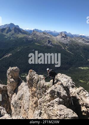 Attraktiver Bergsteiger und Bergführer in den Dolomiten Fotos von Italien Stockfoto