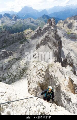 Junger Bergsteiger auf einem steilen und exponierten Felsen Face Climbing ein Via Ferrata Stockfoto