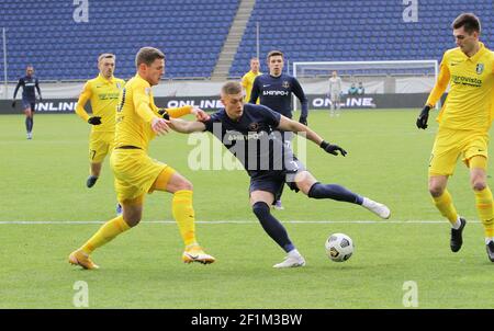 DNIPRO, UKRAINE - 8. MÄRZ 2021 - Stürmer Artem Dovbyk (C) des SC Dnipro-1 und Verteidiger Kaspars Dubra (L) FC Oleksandriia sind in Aktion während der ukrainischen Premier League Matchday 17 Spiel in der Dnipro Arena, Dnipro, Zentralukraine gesehen. Kredit: Ukrinform/Alamy Live Nachrichten Stockfoto
