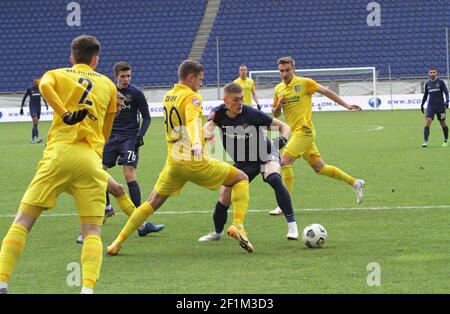 DNIPRO, UKRAINE - 8. MÄRZ 2021 - Vorwärts Artem Dovbyk (R, Mitte) des SC Dnipro-1 und Verteidiger Kaspars Dubra (L, Mitte) FC Oleksandriia sind in Aktion während der ukrainischen Premier League Matchday 17 Spiel in der Dnipro Arena, Dnipro, Zentral-Ukraine gesehen. Kredit: Ukrinform/Alamy Live Nachrichten Stockfoto