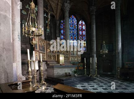 Innenansicht der Kathedrale Notre Dame in Dinant mit Ein Blick auf den Hochaltar Stockfoto