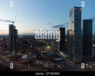 Manchester, Großbritannien, 8th. März 2021. Ein Luftbild zeigt die Deansgate Square Entwicklung, rechts, auf Owen Street in Manchester City Centre einschließlich der South Tower das höchste Gebäude in der Stadt, Manchester, Großbritannien 26. Februar 2021. Die sich wandelnde Skyline der Wolkenkratzer wurde von einigen mit der von Manhattan verglichen, die den Spitznamen Manchattan cityÕs. Manchester, Großbritannien. Kredit: Jon Super/Alamy. Stockfoto