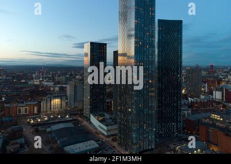 Manchester, Großbritannien, 8th. März 2021. Ein Luftbild zeigt die Deansgate Square Entwicklung auf Owen Street in Manchester City Centre einschließlich der South Tower das höchste Gebäude in der Stadt, Manchester, Großbritannien 26. Februar 2021. Die sich wandelnde Skyline der Wolkenkratzer wurde von einigen mit der von Manhattan verglichen, die den Spitznamen Manchattan cityÕs. Manchester, Großbritannien. Kredit: Jon Super/Alamy. Stockfoto