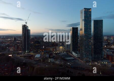 Manchester, Großbritannien, 8th. März 2021. Ein Luftbild zeigt die Deansgate Square Entwicklung, rechts, auf Owen Street in Manchester City Centre einschließlich der South Tower das höchste Gebäude in der Stadt, Manchester, Großbritannien 26. Februar 2021. Die sich wandelnde Skyline der Wolkenkratzer wurde von einigen mit der von Manhattan verglichen, die den Spitznamen Manchattan cityÕs. Manchester, Großbritannien. Kredit: Jon Super/Alamy. Stockfoto