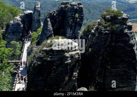 Basteibrücke, Elbsandsteinberge, Touristen auf der Basteibrücke, Sächsische Schweiz, Sachsen, Deutschland Stockfoto