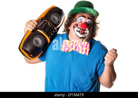 Feiertage. Lustige dicke Clown. Weißer Hintergrund. Stockfoto