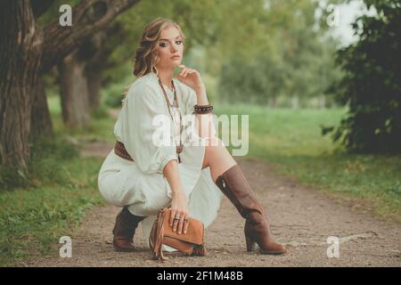 Schöne blonde Frau Mode-Modell in böhmischen Stil Kleid posiert Im Freien Stockfoto