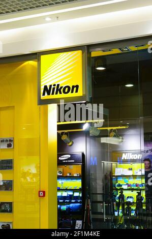 POZNAN, POLEN - 10. Feb 2016: Eingang zu einem Nikon-Kamera-Shop in der Galeria Malta Shopping Mall Stockfoto