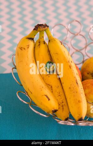POZNAN, POLEN - 06. Aug 2017: Ein Bündel reifer Bananen der Marke Yellow in einem Obstkorb Stockfoto