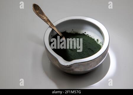 spirulina Pulver in Schale Superfood Stockfoto