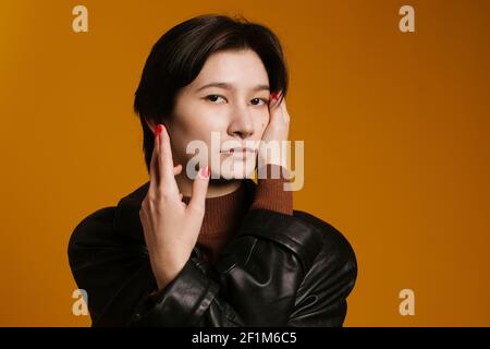 Porträt der Frau Blick in die Kamera Stockfoto