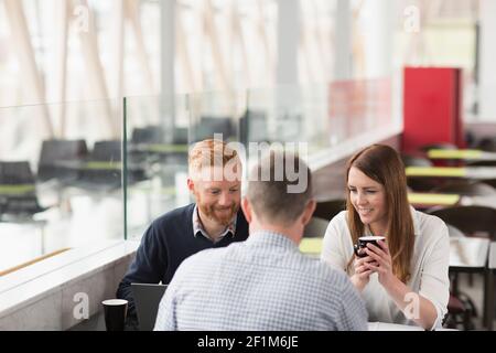 Kollegen, die sich am Flughafen treffen Stockfoto