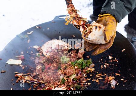 Essen über dem Lagerfeuer zubereiten Stockfoto