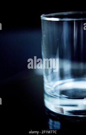 Leeres Glas Transparentes Glas auf dunklem Hintergrund. Speicherplatz kopieren Stockfoto