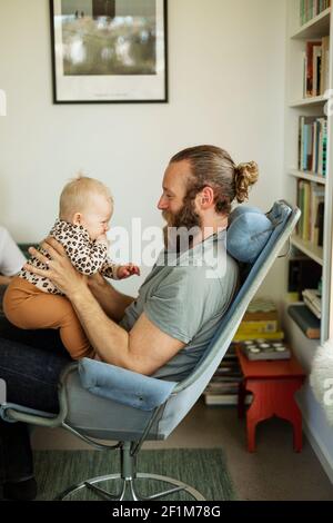 Vater spielt mit Baby Mädchen Stockfoto