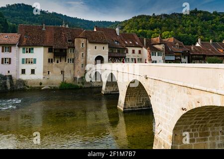 Alte Steinbrücke über einen Fluss führt zu einem malerischen Historisches europäisches Dorf Stockfoto