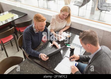 Kollegen, die sich am Flughafen treffen Stockfoto