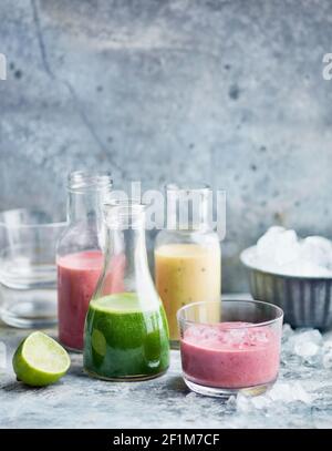 Bunte Säfte in Flaschen Stockfoto