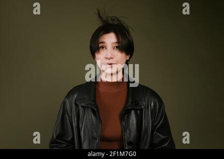 Studioaufnahme einer Frau, die wegschaut Stockfoto