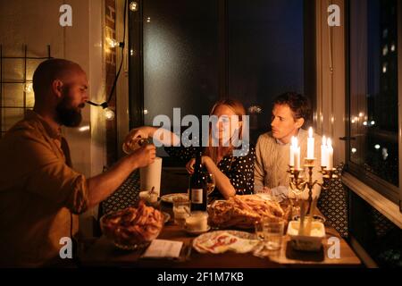 Freunde, die zusammen Abendessen Stockfoto