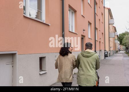 Rückansicht des Paares, das zusammen geht Stockfoto